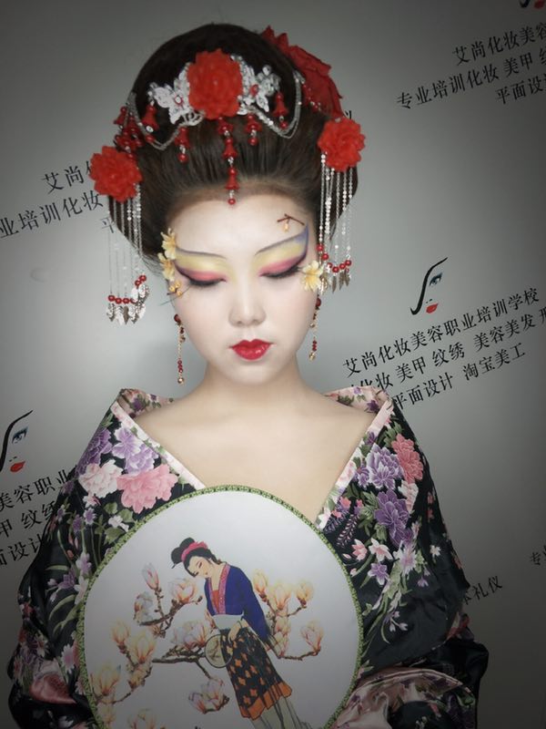 想做化妆师学化妆学创意造型吗？艾尚化妆学校
