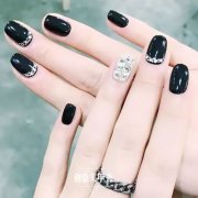 专治手黑！夏天超显白的4种深色系美甲！