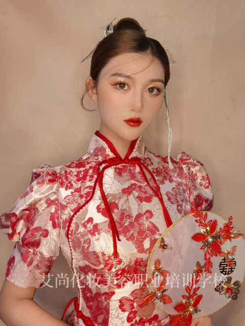 哪个学校适合新手学习新娘化妆？漯河艾尚