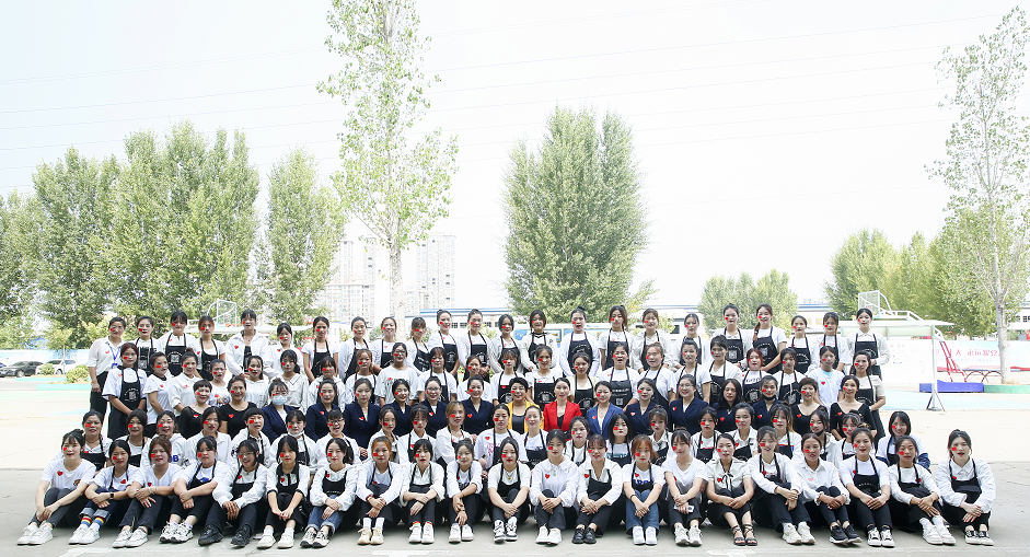 学习美甲美睫纹绣去哪学习？漯河艾尚