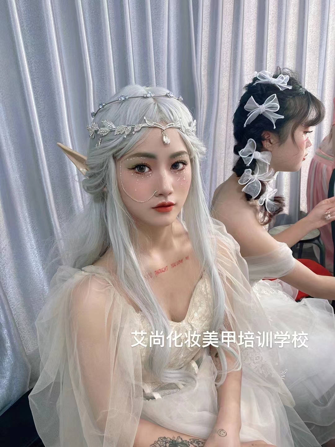 想学习一门有用的技术，做化妆师怎么样？(图1)